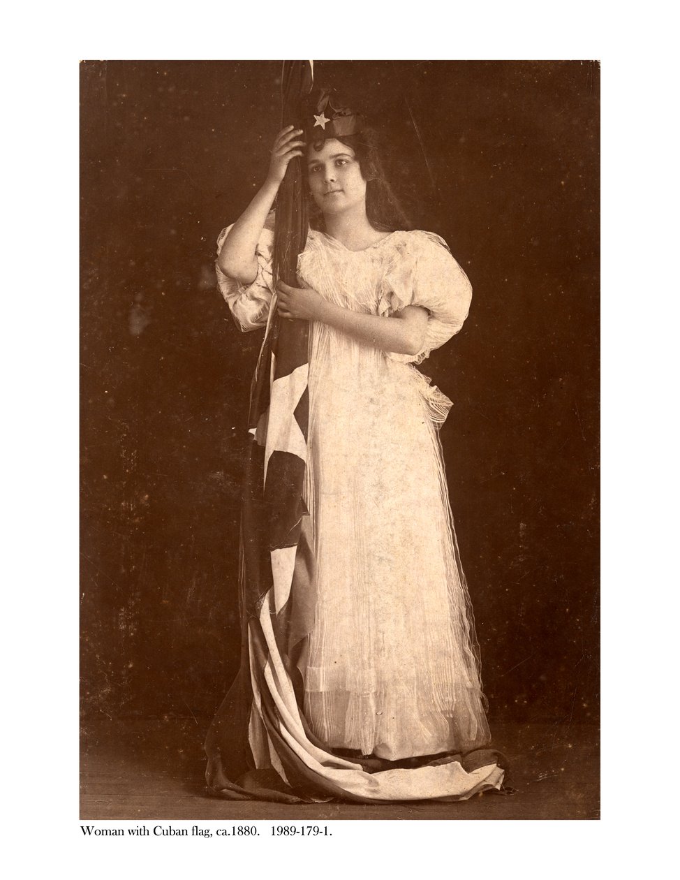 Kvinne med cubansk flagg, ca. 1880 av American Photographer