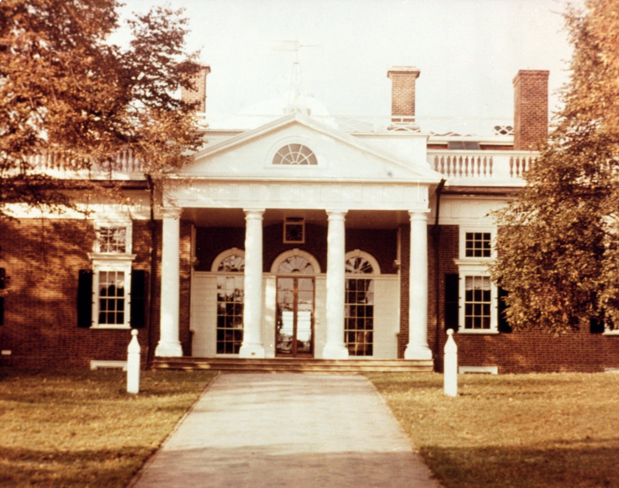 Østfronten av Monticello, hjemmet til Thomas Jefferson (1743-1826), bygget 1772 av American School