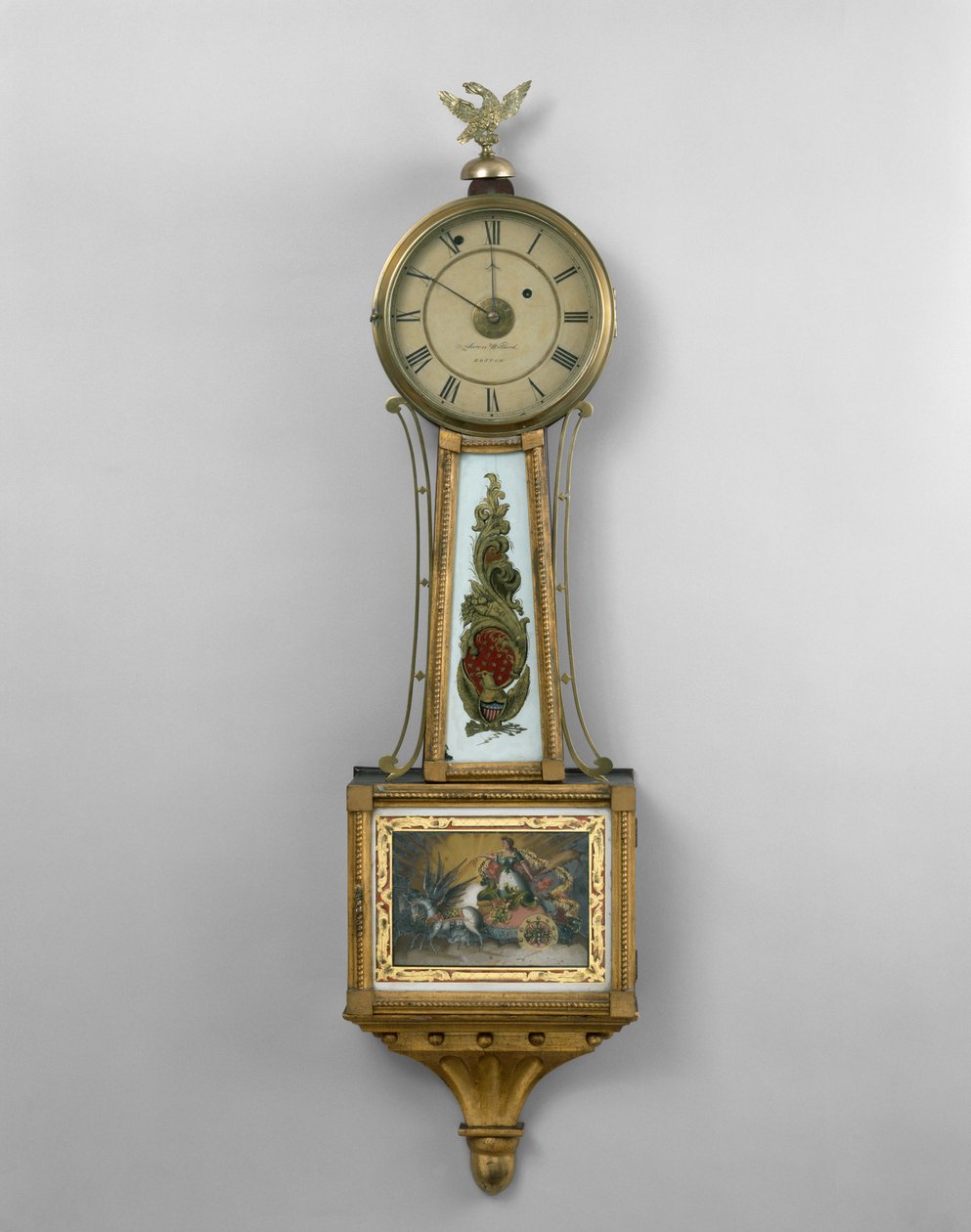 Veggklokke, fra butikken til Aaron Willard Sr., eller Aaron William Jr., Boston, 1802-30 (forgylt østlig furu, basewood, mahogni og sort kirsebær) av American School