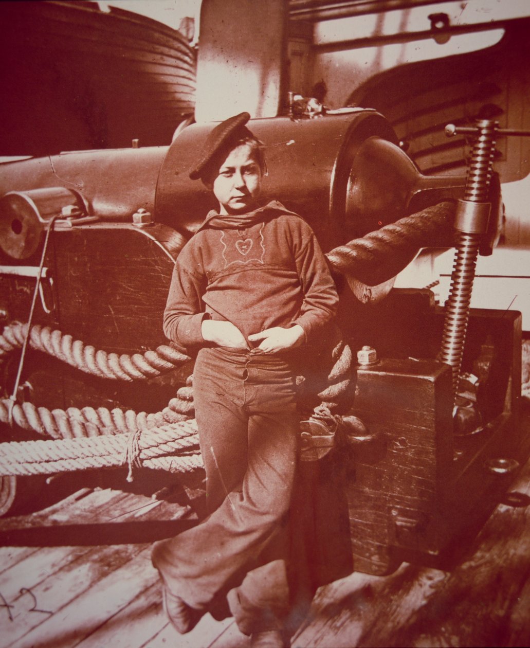 Ung 'Powder Monkey' (s/hvitt-bilde) av American School