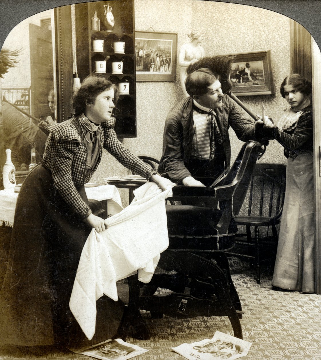 Får slått i håret. av American Stereoscopic Company