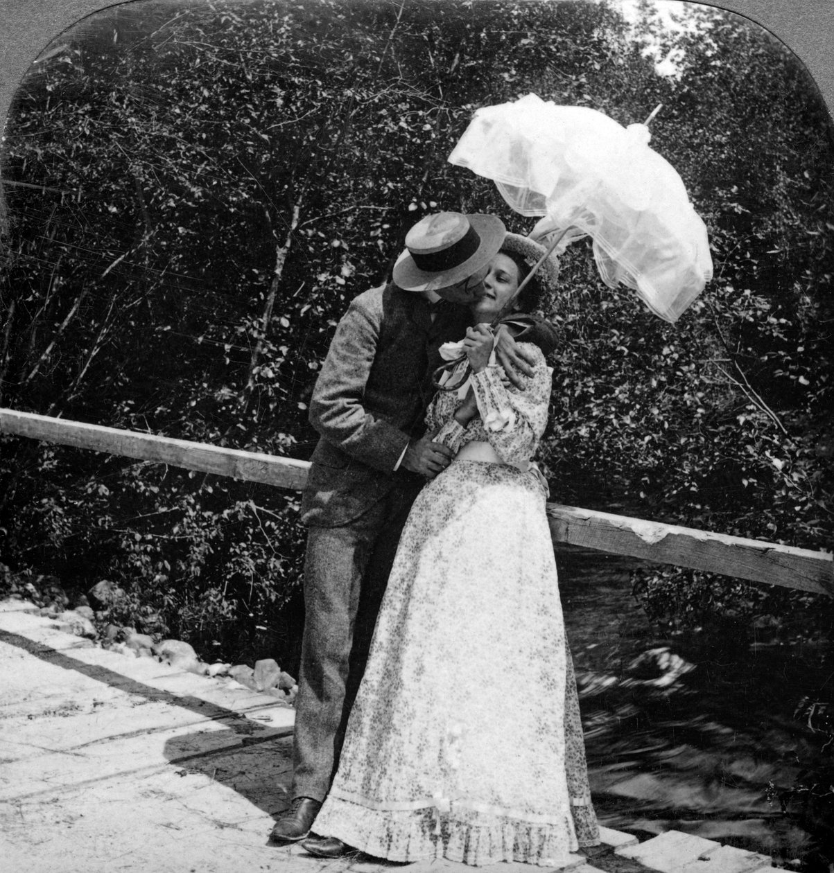 Sommerjenta og kjæresten hennes. av American Stereoscopic Company