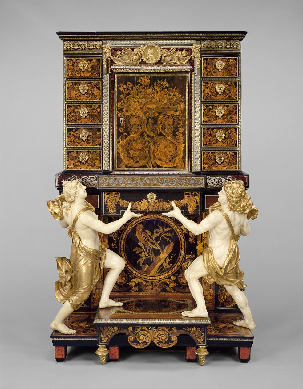 Skap på stativ med medaljonger etter Jean Varin, ca. 1675-80 (eik finert med tinn, messing, skilpaddeskall, horn, ibenholt, elfenben og intarsia av tre) av Andre Charles Boulle