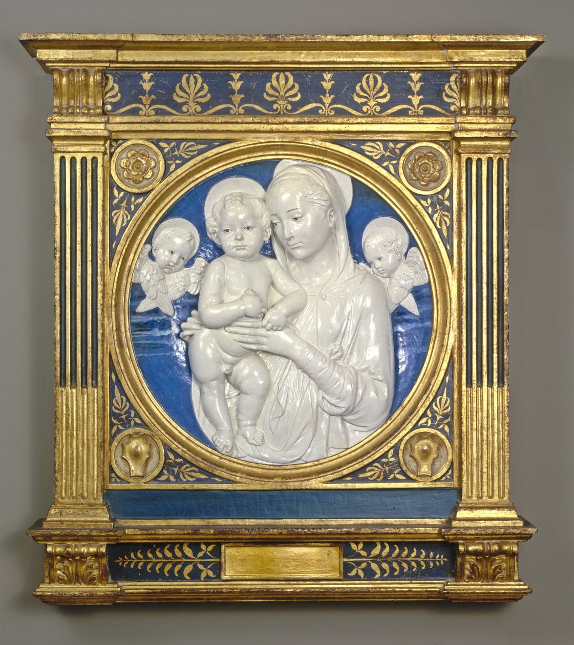 Madonna und Child with Cherubs, ca. 1485 (glasert terrakotta) av Andrea Della Robbia