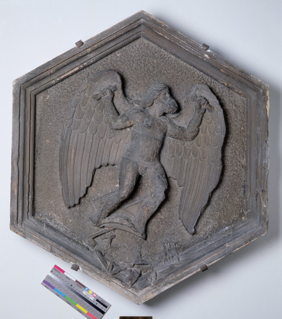 The Art of Flight, Daedalus, sekskantet dekorativ relieffflis fra en serie som viser utøverne av kunst og vitenskap, muligens basert på design av Giotto (ca. 1266-1337) ca. 1334-48 (marmor) av Andrea Pisano