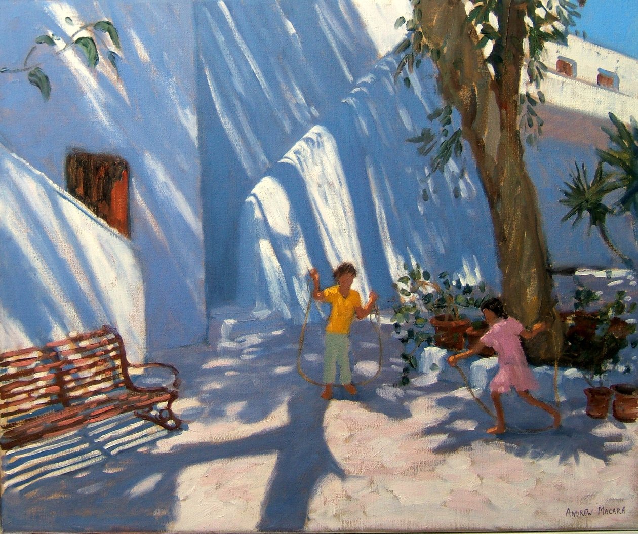 To jenter hopper over, Mykonos av Andrew Macara