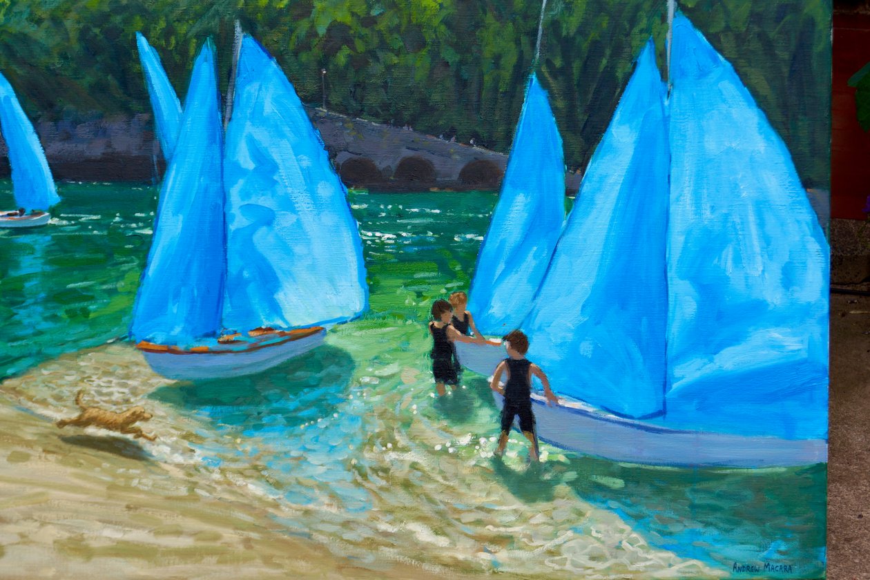 Blå seil, Looe, 2018, av Andrew Macara