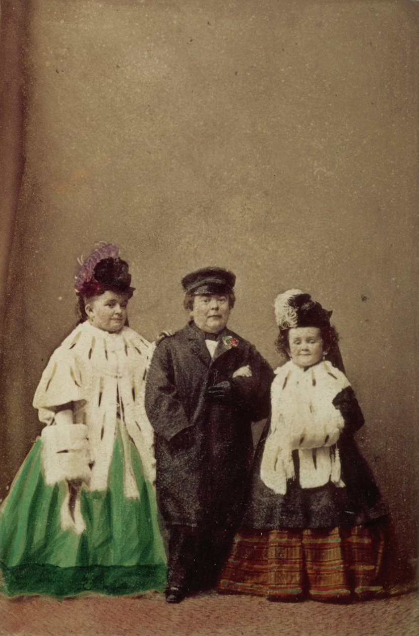 Charles Sherwood Stratton, kjent som general Tom Thumb (1838-83), med sin kone Lavinia (nee Warren) (1841-1919) og svigerinnen hans, portrettfotografi av Unbekannt Unbekannt