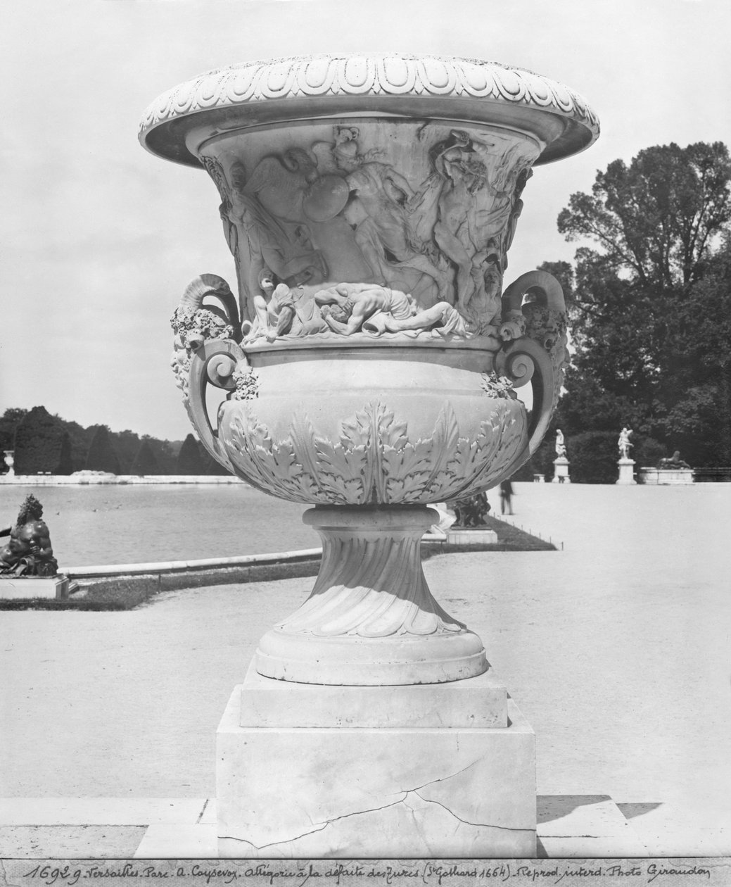 Monumental vase, allegori om tyrkernes nederlag av kongens tropper i 1664, 1684-85 (se også 346034, 346036) av Antoine Coysevox