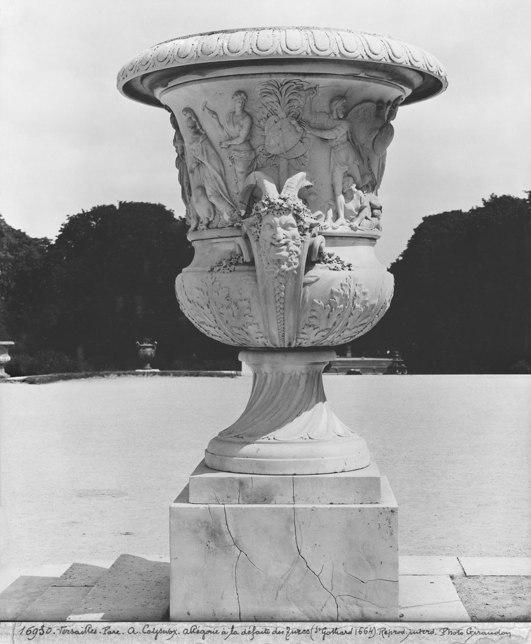 Monumental vase, allegori om tyrkernes nederlag av kongens tropper i 1664, 1684-85 (se også 346034, 346035) av Antoine Coysevox