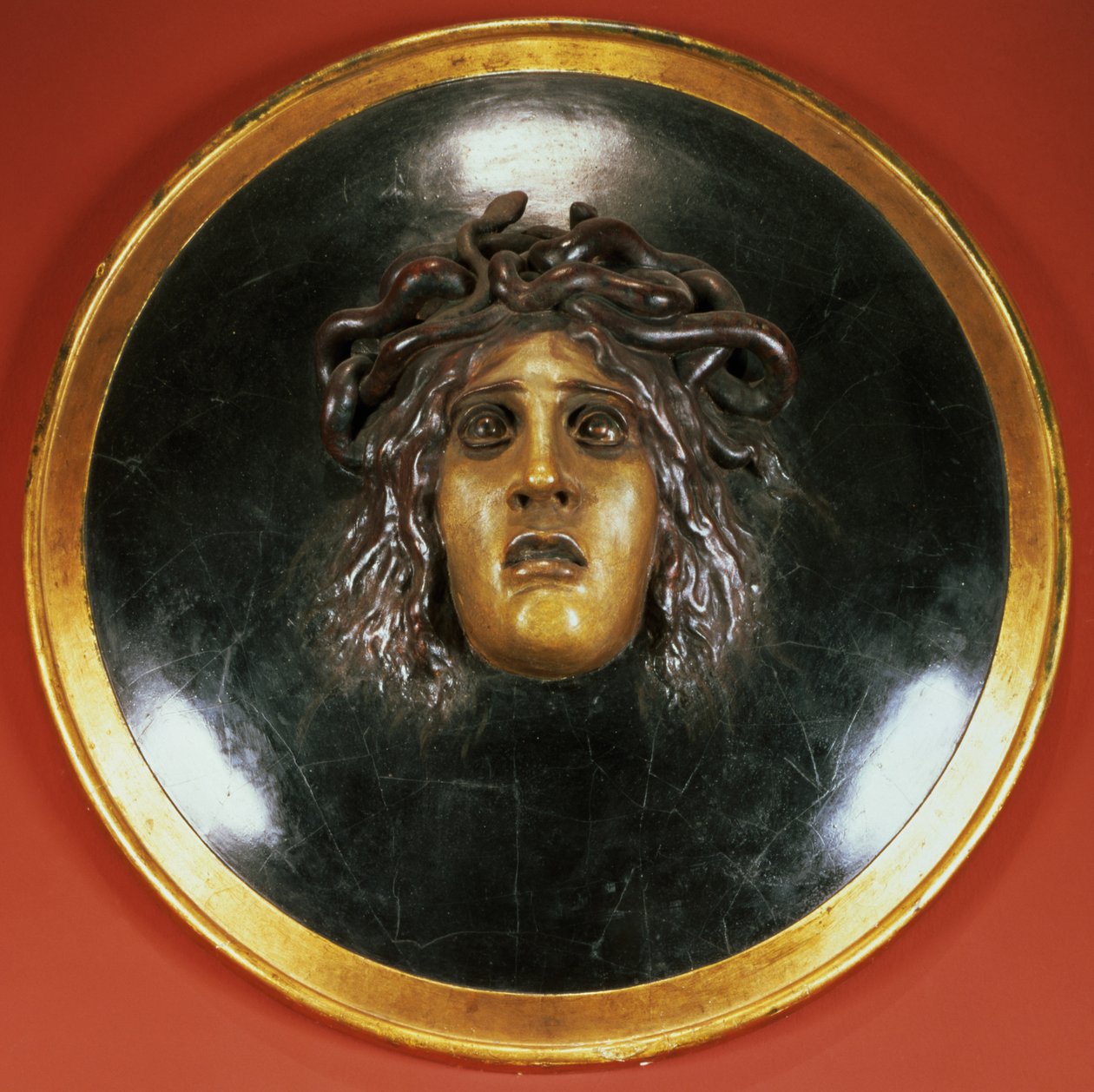 Medusa-skjold (malt gipsrelieff) av Arnold Böcklin
