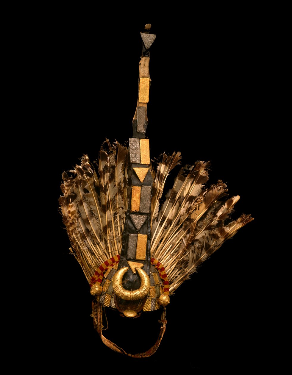 Chief Sword Bearers Headdress, Ghana, ca. 1825 (gull, metallplater, tøy, fjær, lær, tre og metallstifter) av Asante Culture