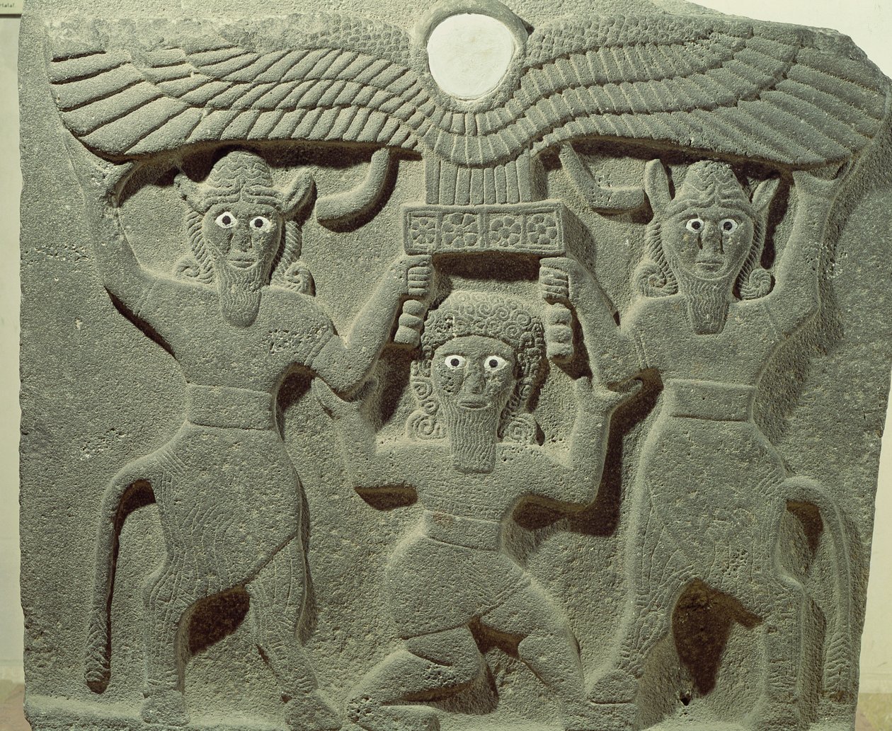 Relieff som viser Gilgamesh mellom to oksemenn som støtter en bevinget solskive, fra Tell-Halaf, Syria av Assyrian