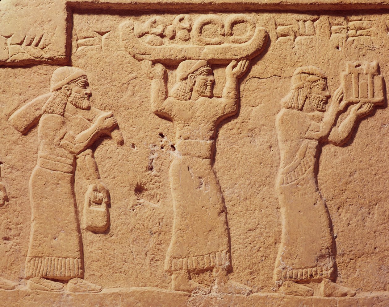 Relieff som viser bærere lastet med gaver av Assyrian