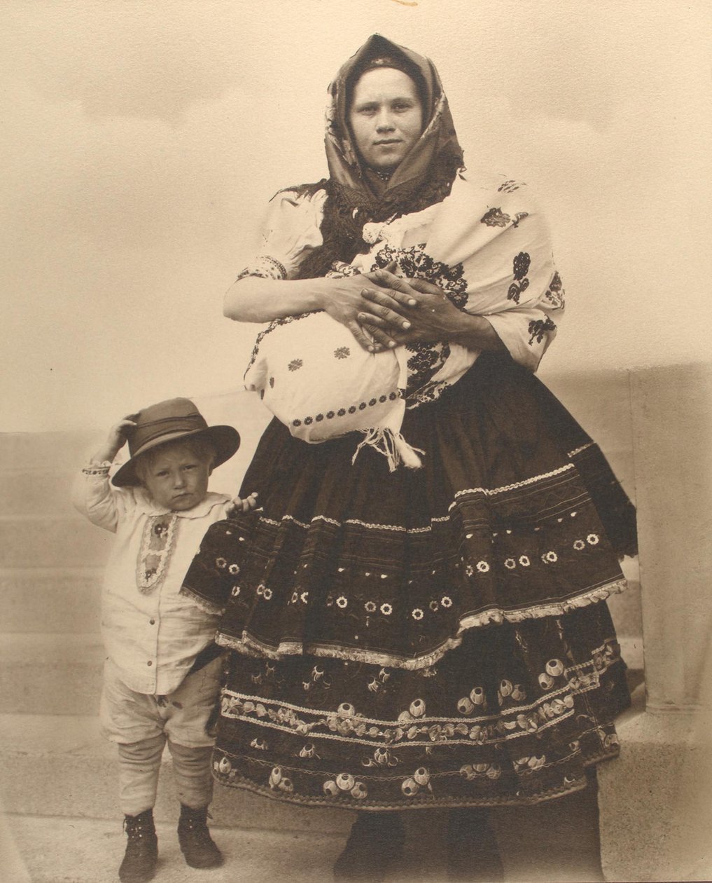 Slovakisk kvinne og barn, ca. 1910 av Augustus F. Sherman