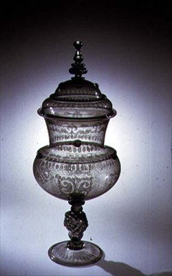 Beger i venetiansk stil med deksel, gravering og forgylling av diamantspiss, Innsbruck, ca. 1580 (glass) av Austrian School