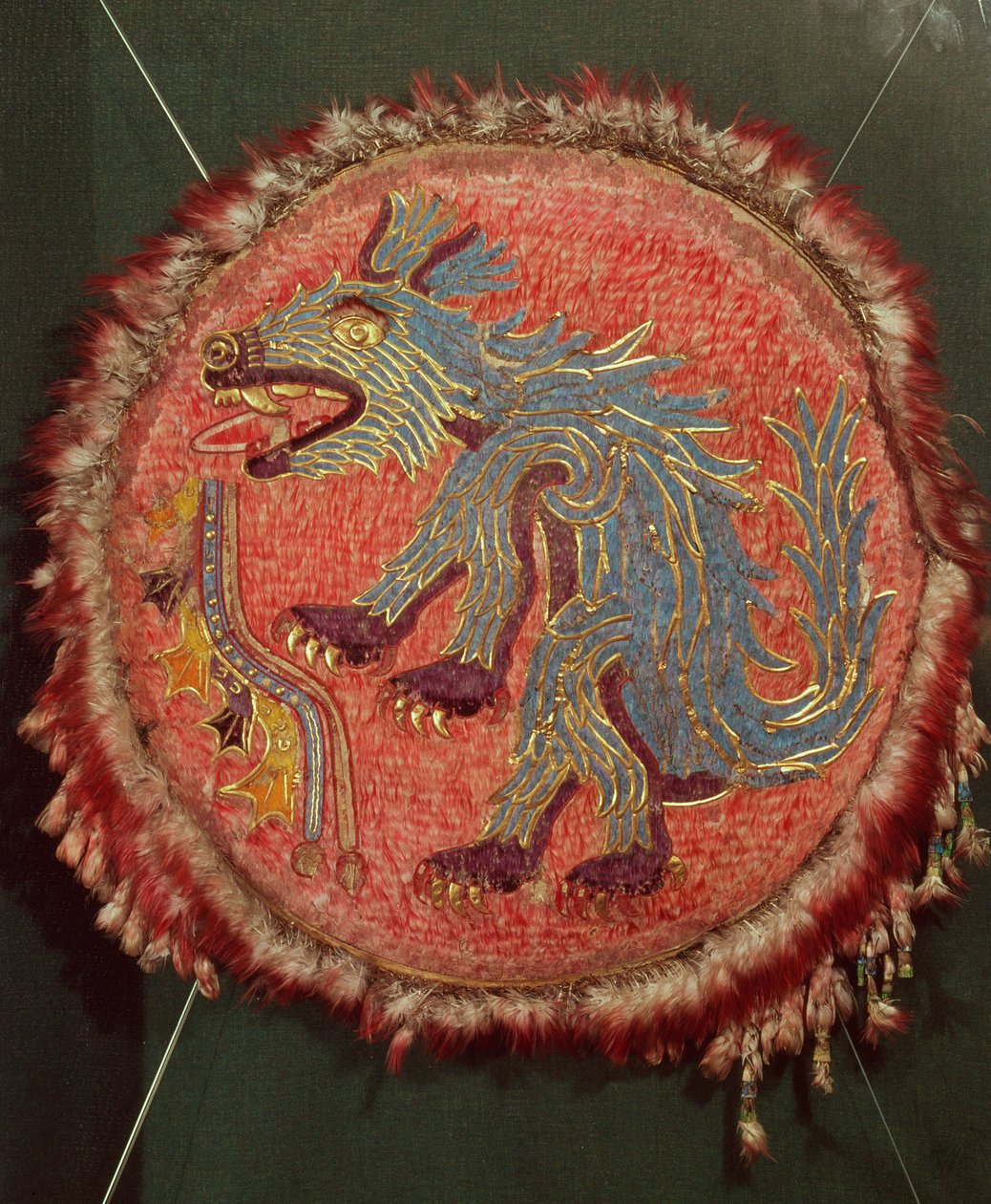 Skjold, ca. 1500 (fjær, ark-gull, agavepapir, lær og siv) av Aztec