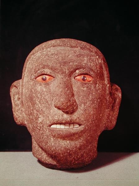 Hodet til en mann (basalt) av Aztec