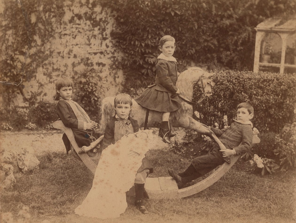 Barn på gyngehest, ca. 1890 (bw-bilde) av B. Thomas