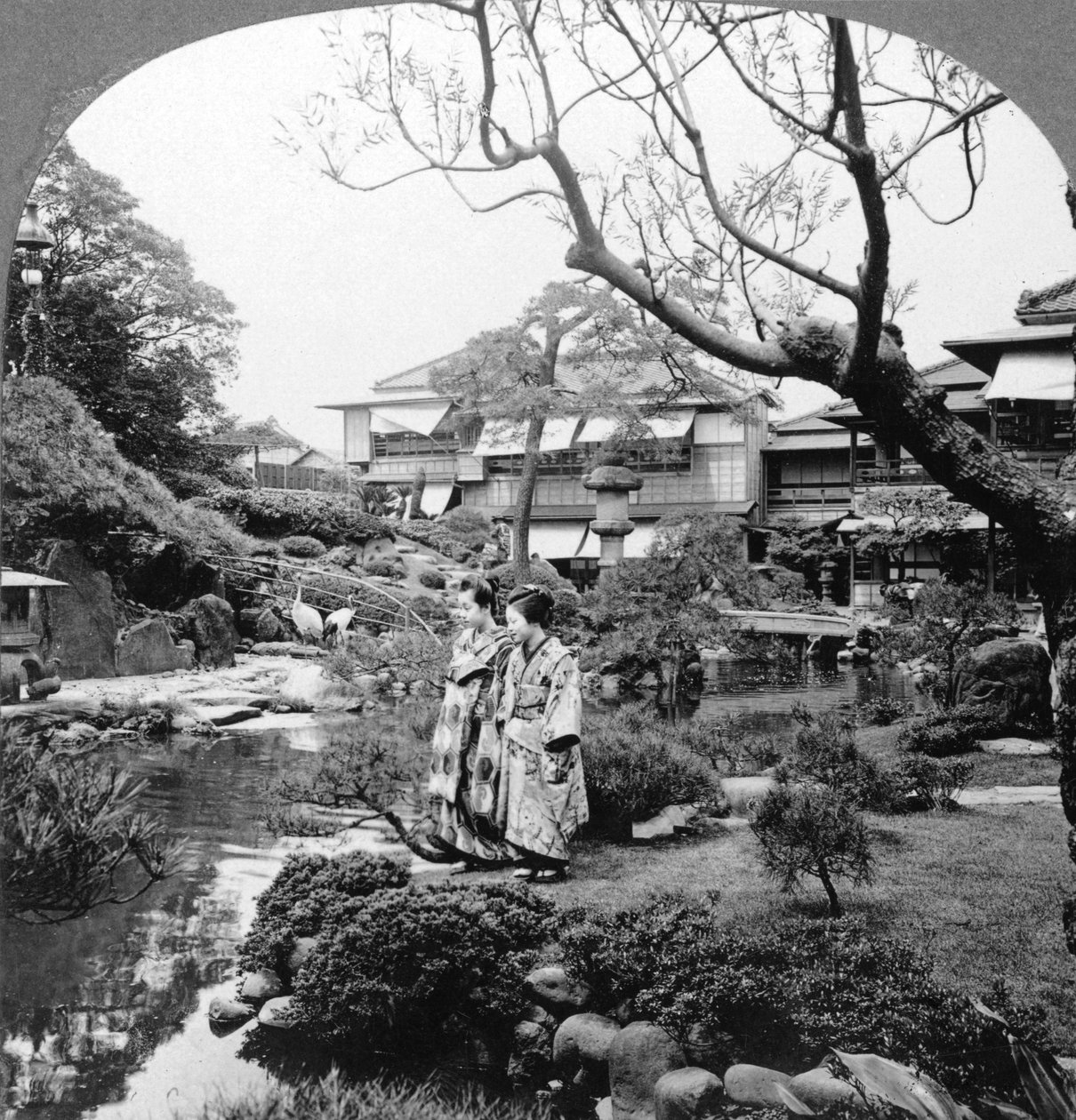 Japanske hushjelper i en hage, 1904. av B. L. Singley
