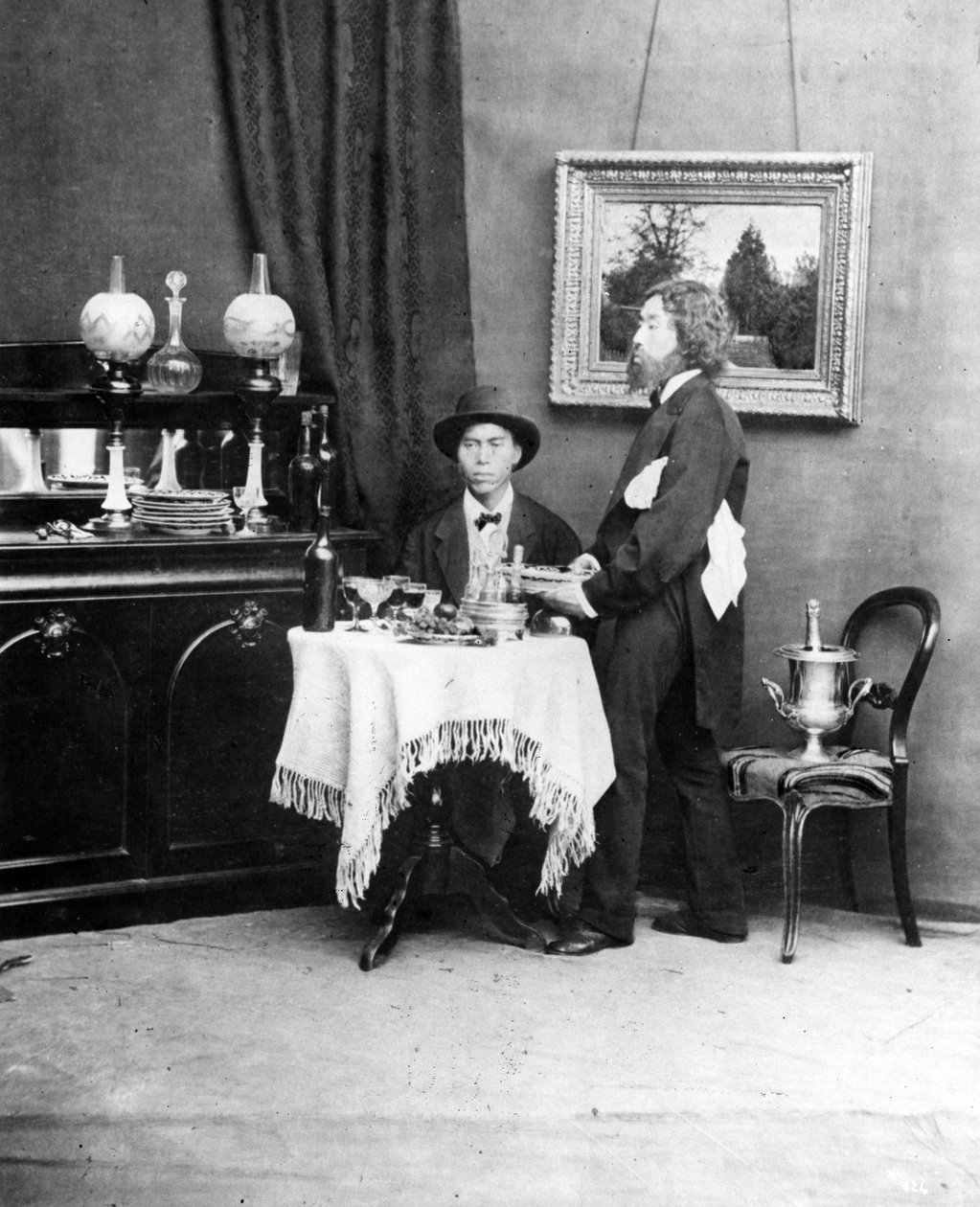 Japansk middag og servitør i vestlig kjole, ca. 1879 av Baron Raimund von Stillfried