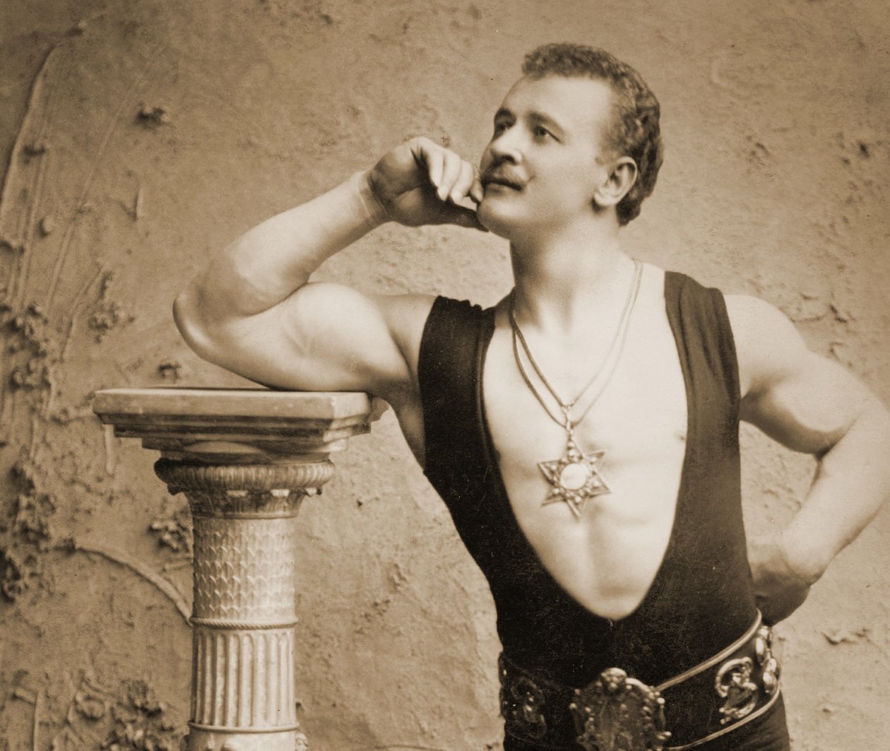 Eugen Sandow, i klassisk gammel gresk-romersk positur, ca. 1894 av Benjamin J. Falk