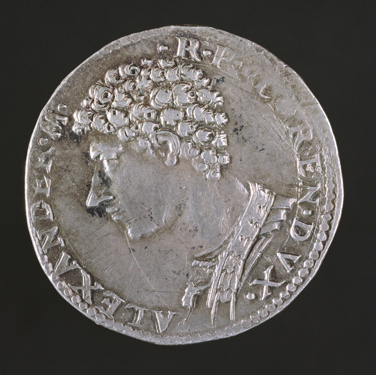 Forside av sølvmynt til Alessandro De Medici (1511-74) Innskrift: ALEXANDER MED RP FLOREN DVX, preget 1532-37 (for bakside se 108640) av Benvenuto Cellini