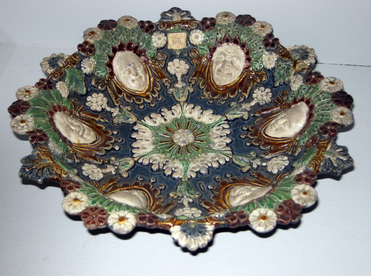 Rett med groteske ansikter (fajanse) av Bernard Palissy