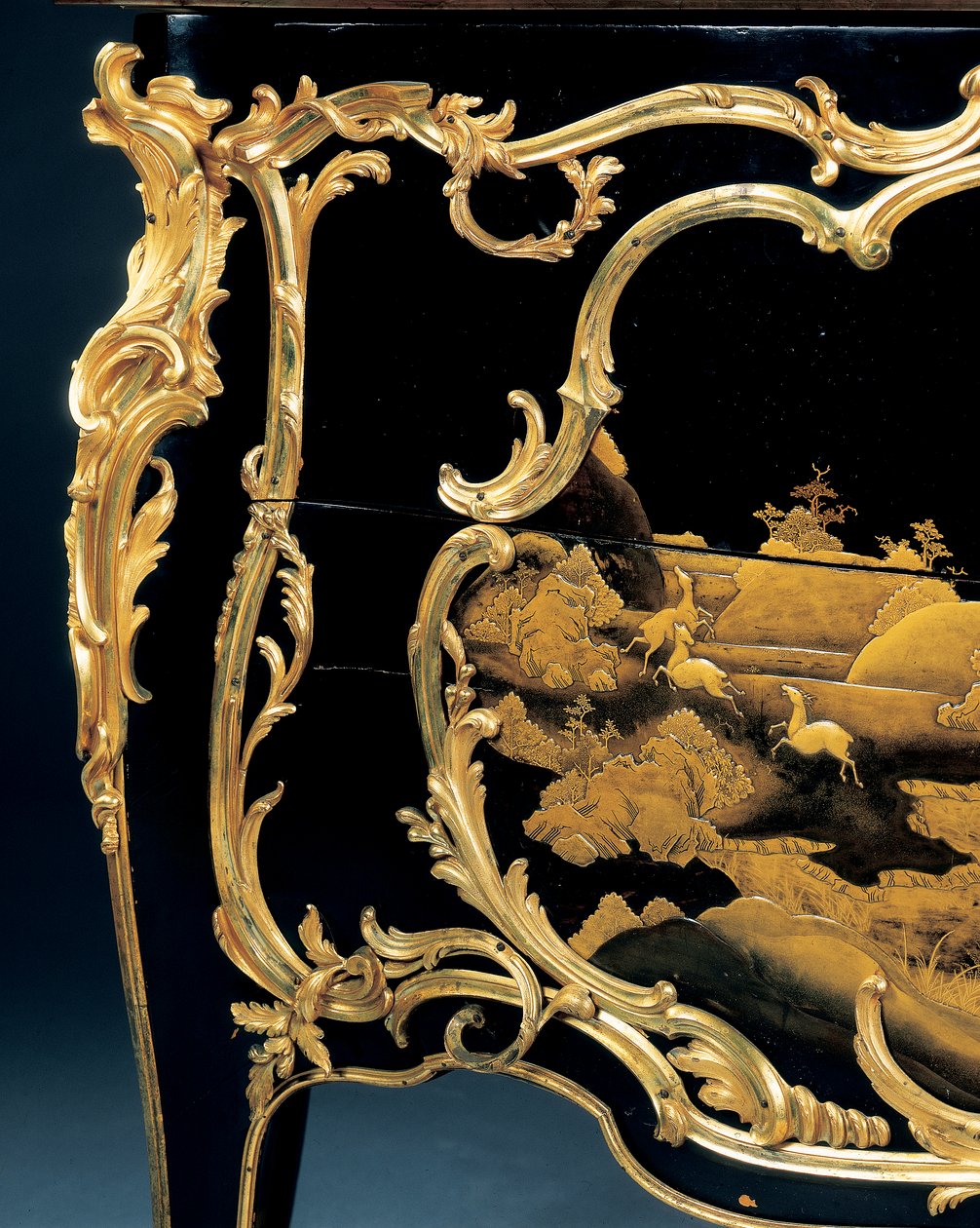 Kommode (ormolu-montert japansk lakk) av Bernard van Risenburgh II