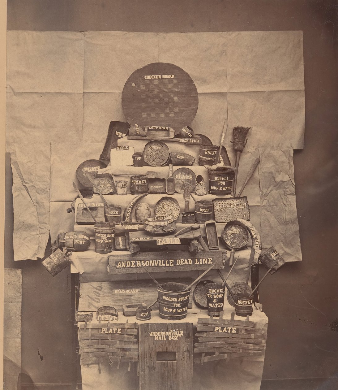Relikvier fra Andersonville fengsel, juni 1866. av Brady and Co