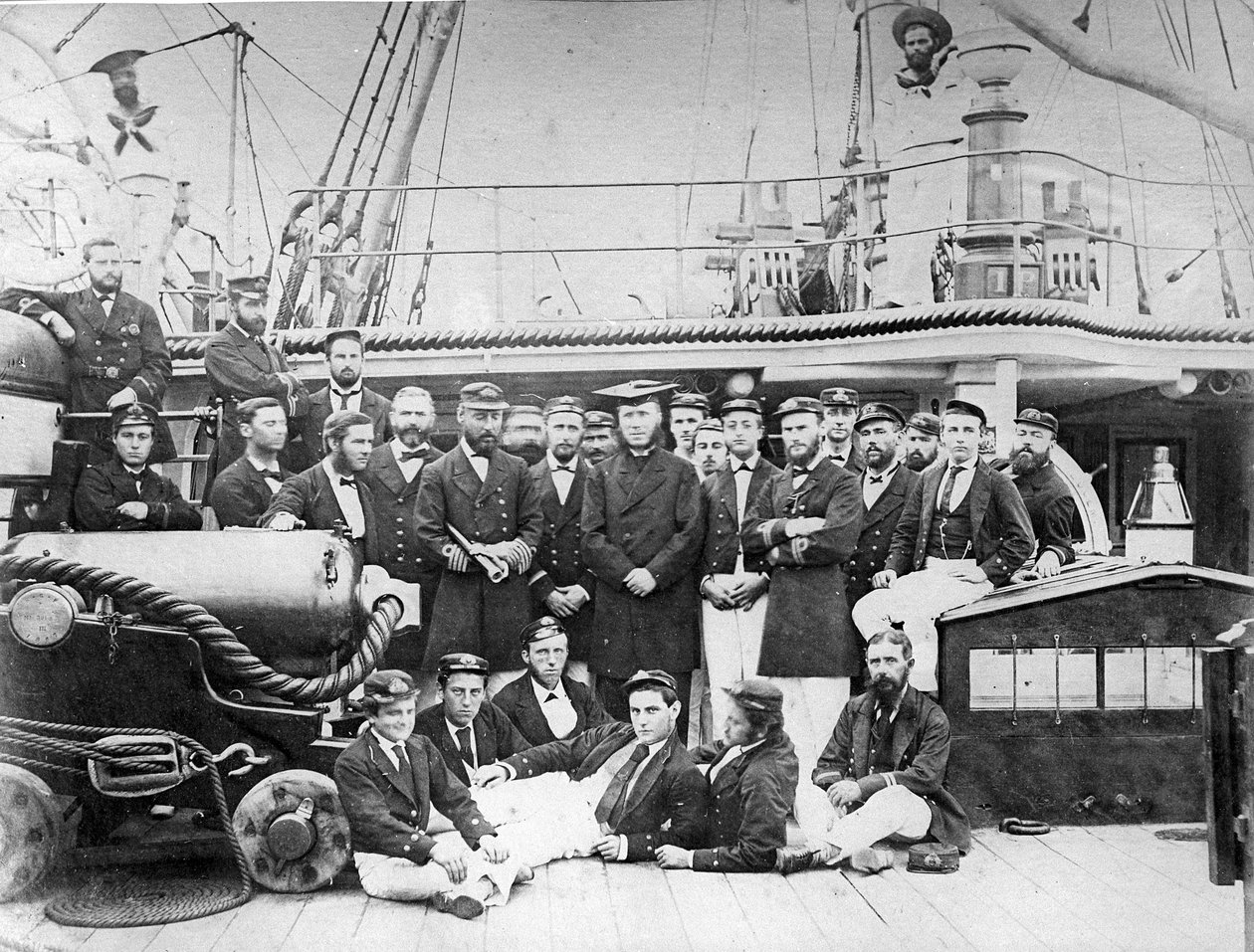 Offiserer om bord på HMS Eclipse, ca. 1888 av British Photographer
