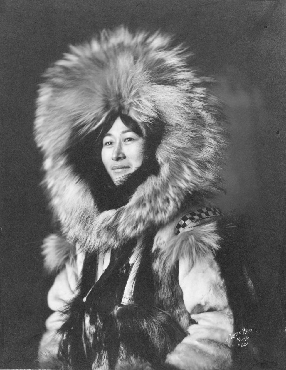 Eskimo kvinne poserer, ca. 1915 (s/hvitt-bilde) av Brothers Lomen