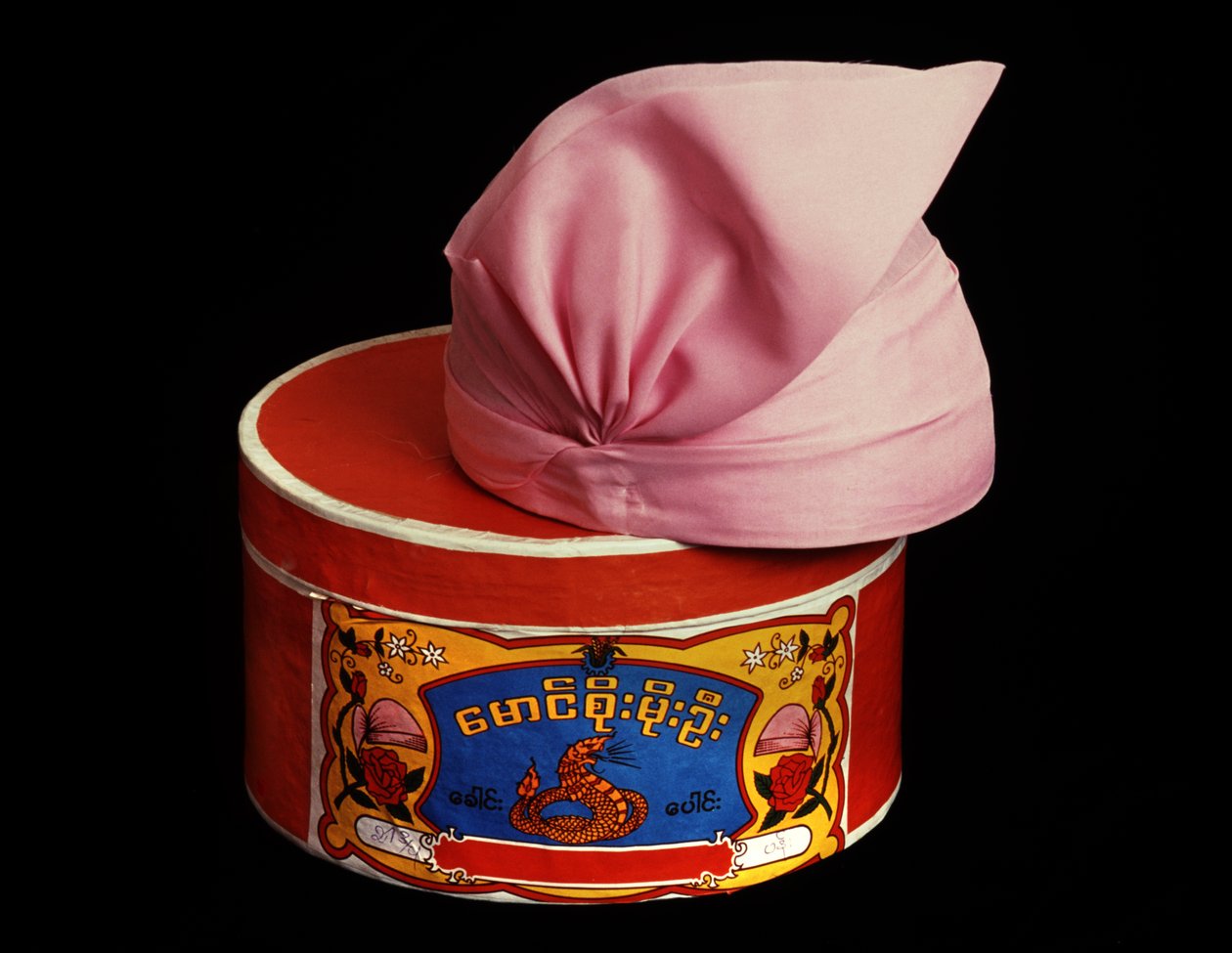 Hatt og hatteboks (tekstil) av Burmese School
