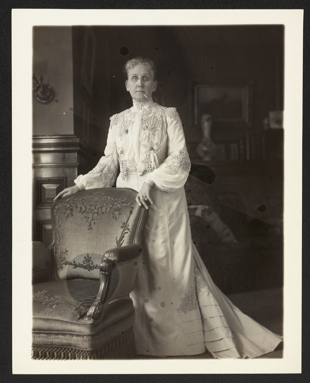 Mrs John Arbuckle, ca. 1900-10 (s/hvitt-bilde) av Burr William McIntosh