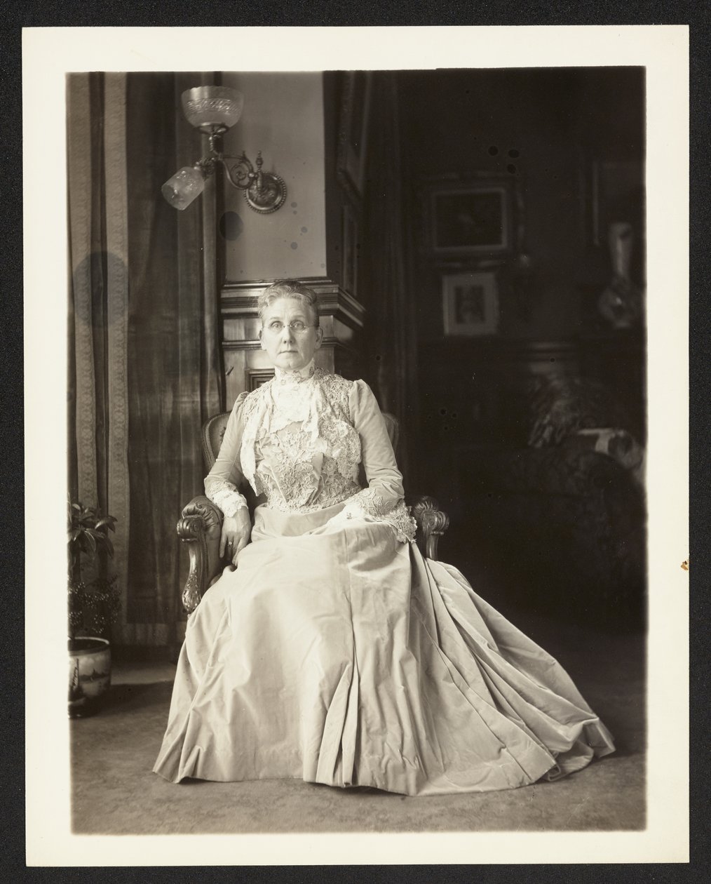 Mrs John Arbuckle, ca. 1900-10 av Burr William McIntosh