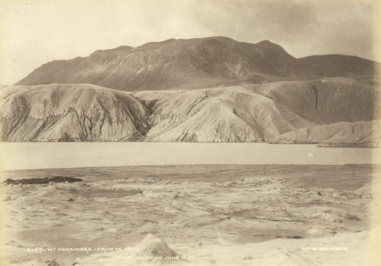 Tarawera-fjellet fra Te Ariki. Etter utbruddet juni 10.86, juli 1886 (albumtrykk) av Burton Brothers Studio