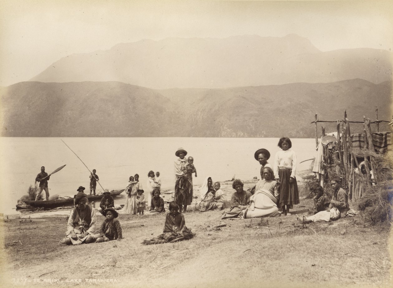 Te Ariki - Lake Tarawera, ca. 1885 (albumtrykk) av Burton Brothers Studio