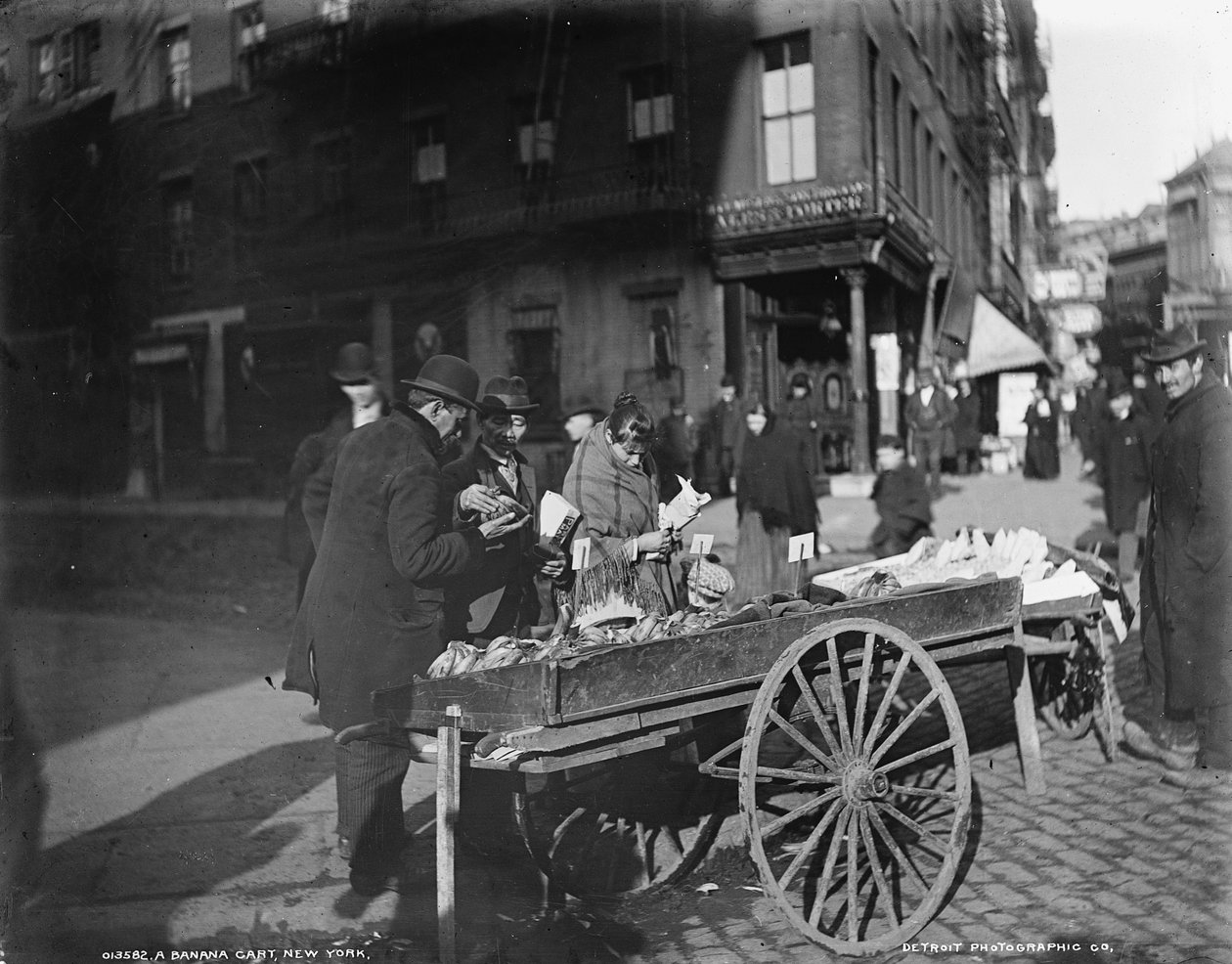 En bananvogn, New York, ca. 1900 av Byron Company