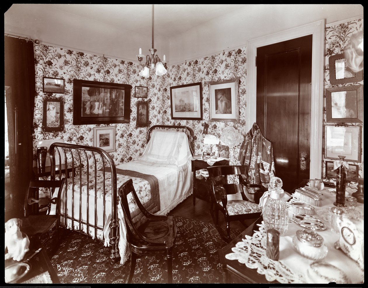 Et soverom i Mrs. Leslie Carter-residensen, New York, 1903 (sølv gelatintrykk) av Byron Company