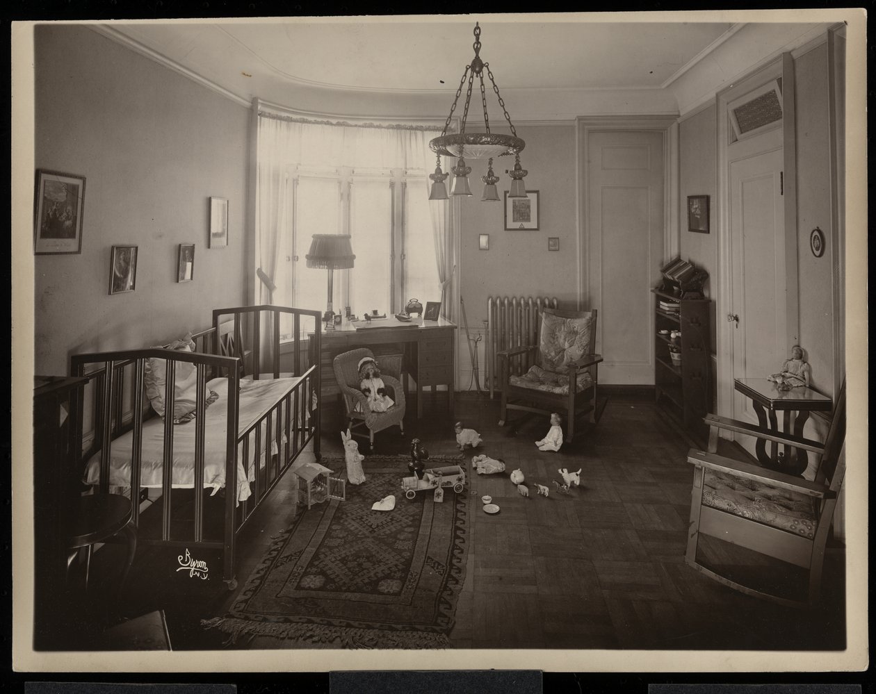 Et barnesoverom i A.C. Cronin-residensen, 1915-16 (sølvgelatintrykk) av Byron Company