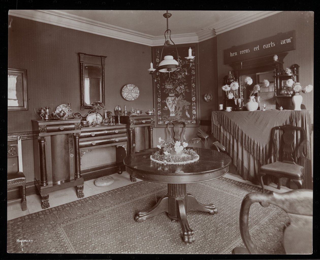 En spisestue i hjemmet til fru Elliott, 1902 (sølv gelatintrykk) av Byron Company