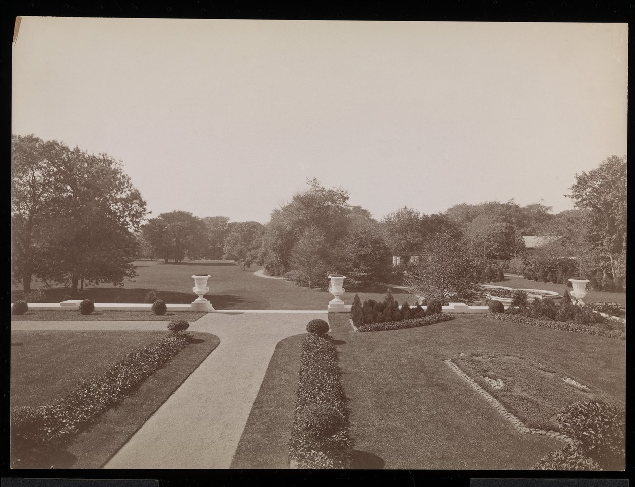 En formell hage ved E.D. Berwind residens, Newport, Rhode Island, ca. 1905 (sølv gelatintrykk) av Byron Company