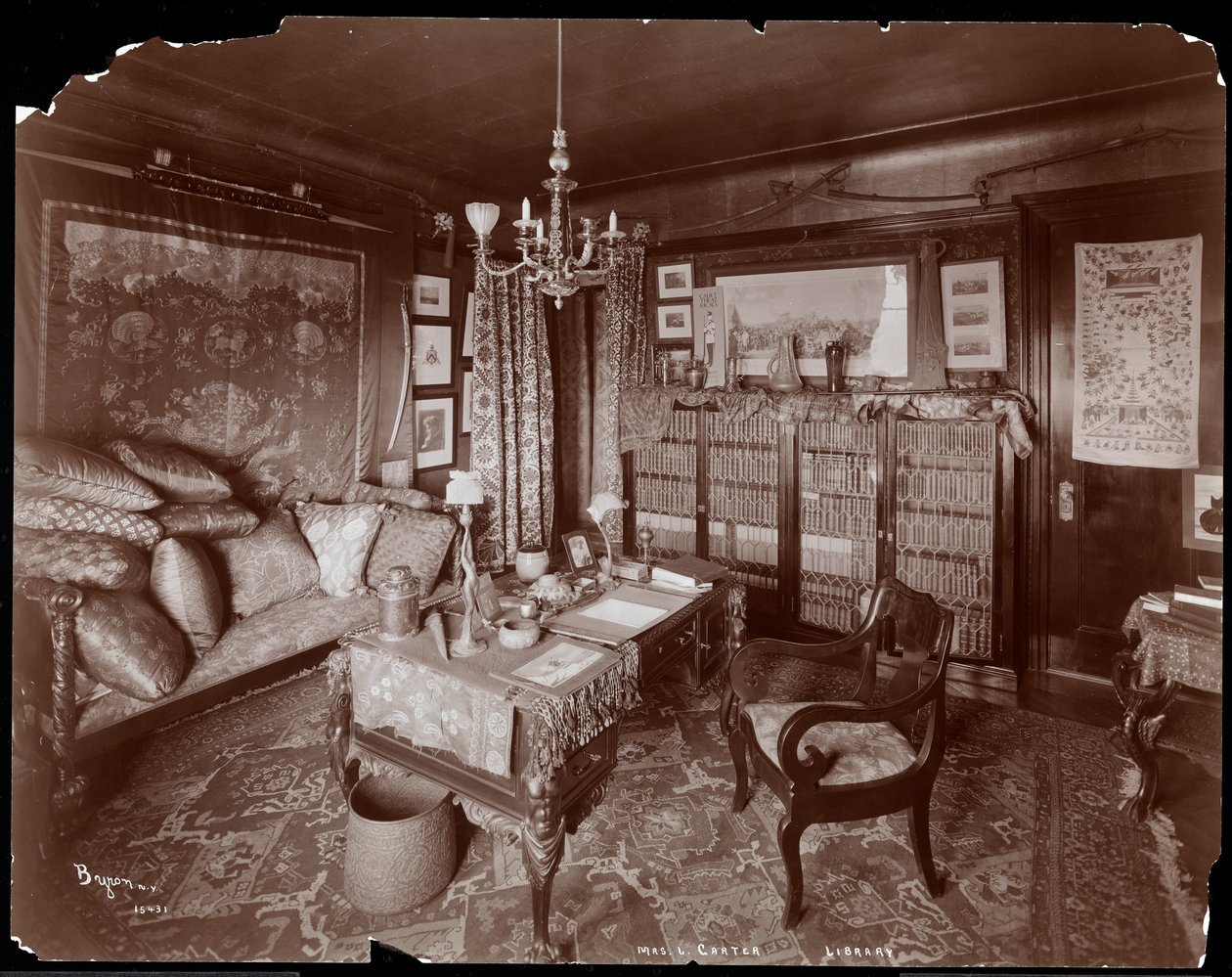 Et privat bibliotek i Mrs. Leslie Carter-residensen i New York, 1903 (sølv gelatintrykk) av Byron Company