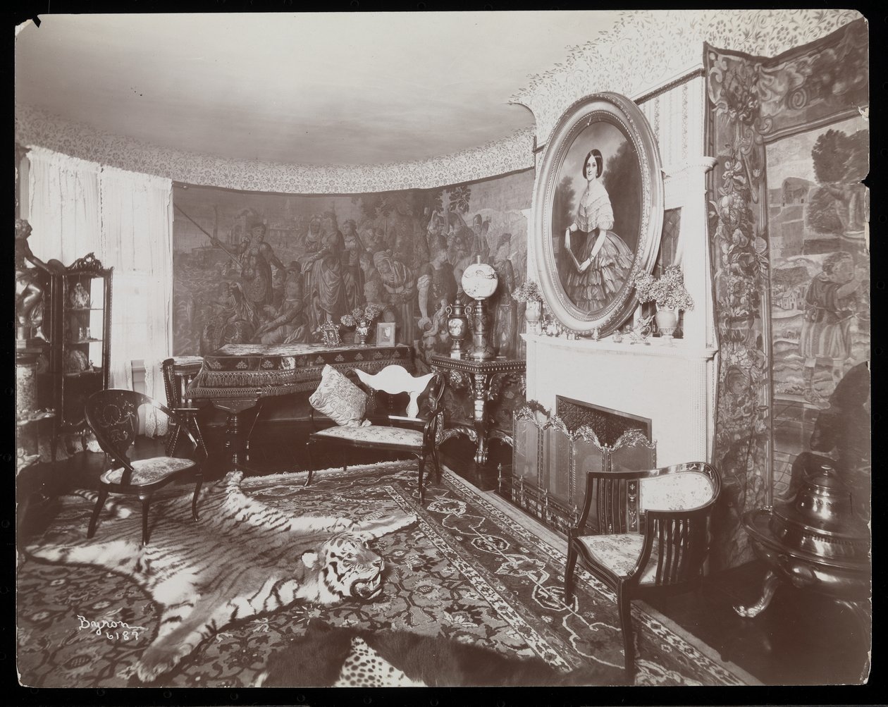 Et rom ved Westmoreland Davis-residensen i Tuxedo Park, New York, 1899 (sølvgelatintrykk) av Byron Company