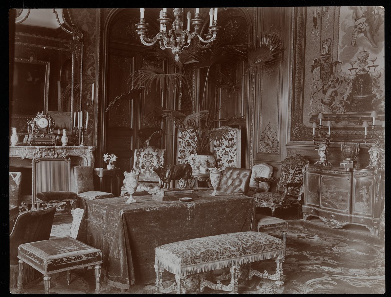 Et rom i residensen til grevinnen De Ganay, Paris, ca. 1900 (sølv gelatintrykk) av Byron Company
