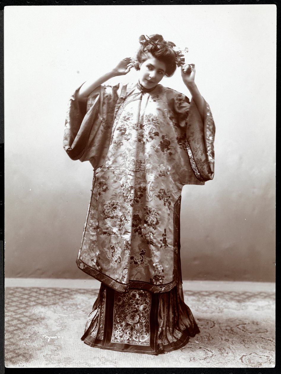 En kvinne som modellerer en japansk kimono, New York, 1904 (sølv gelatintrykk) av Byron Company