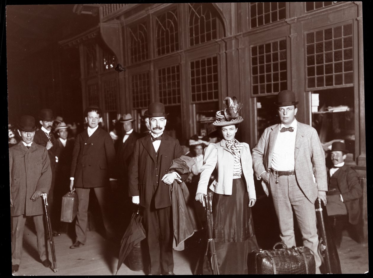 Alice Nielsen, Eugene Cowles og Frank Perley før de gikk ombord på et spesialtog på vei til Toronto, Canada, 1898 (sølv gelatintrykk) av Byron Company