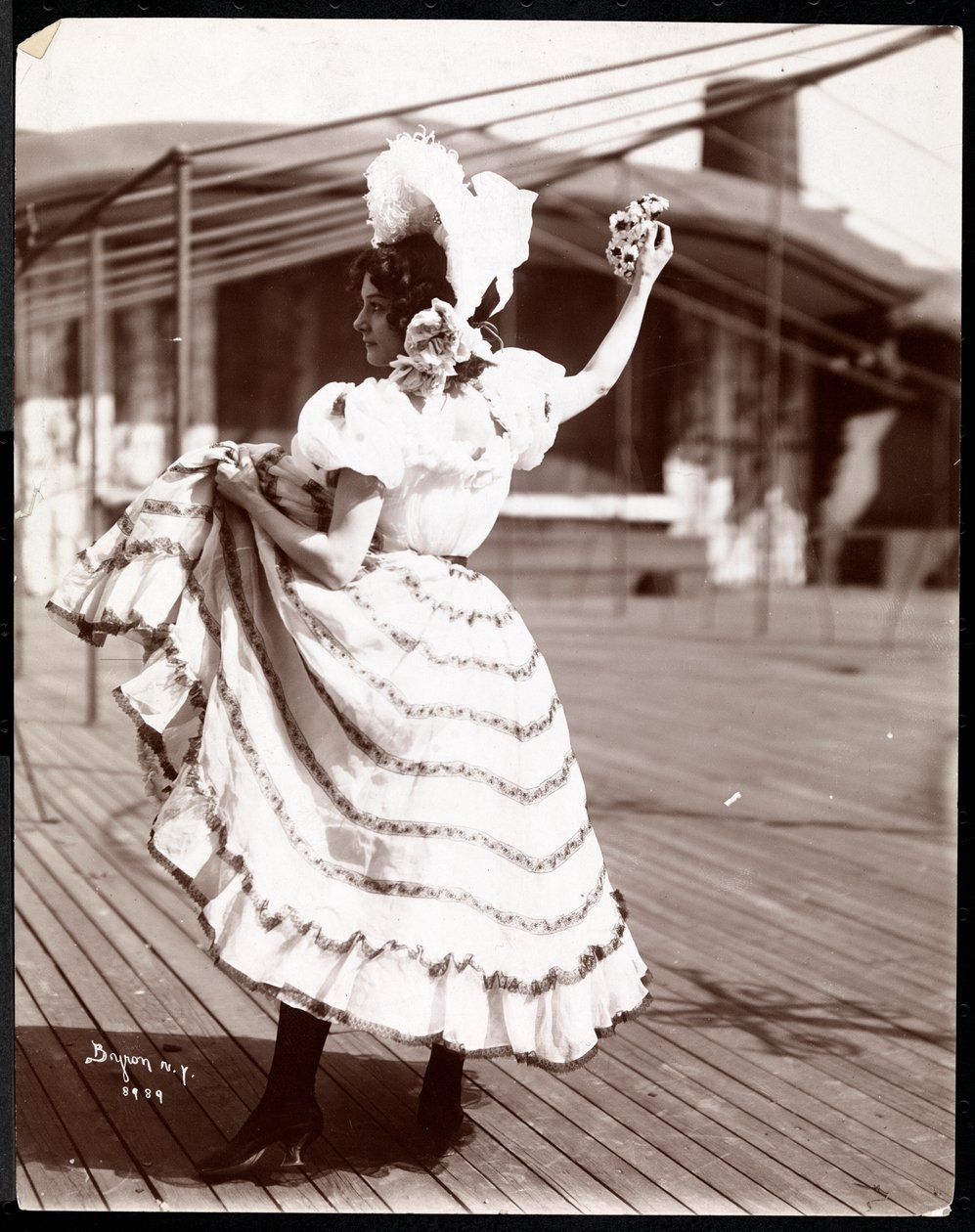 En skuespillerinne i kostyme som øver på taket av det som sannsynligvis er New York Theatre, New York, 1900 (sølv gelatintrykk) av Byron Company