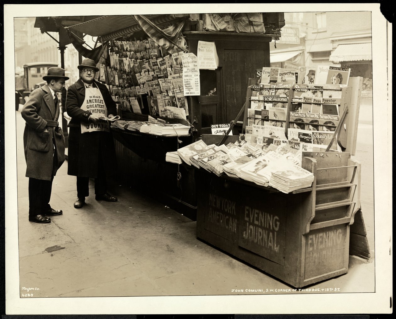 Blind nyhetsforhandler, John Comuni, på standen hans på 3rd Avenue og 18th Street, New York, 1926 (sølv gelatintrykk) av Byron Company