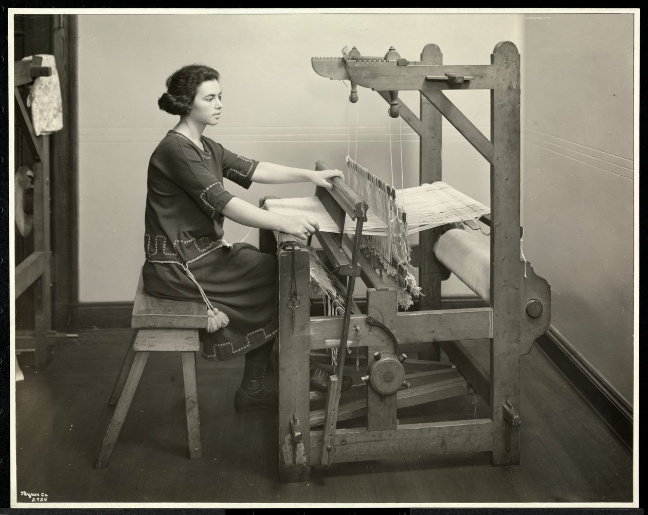 Blind kvinne som jobber ved en vevstol ved New York Association for the Blind, 111 East 59th Street, New York, 1926 (sølv gelatintrykk) av Byron Company